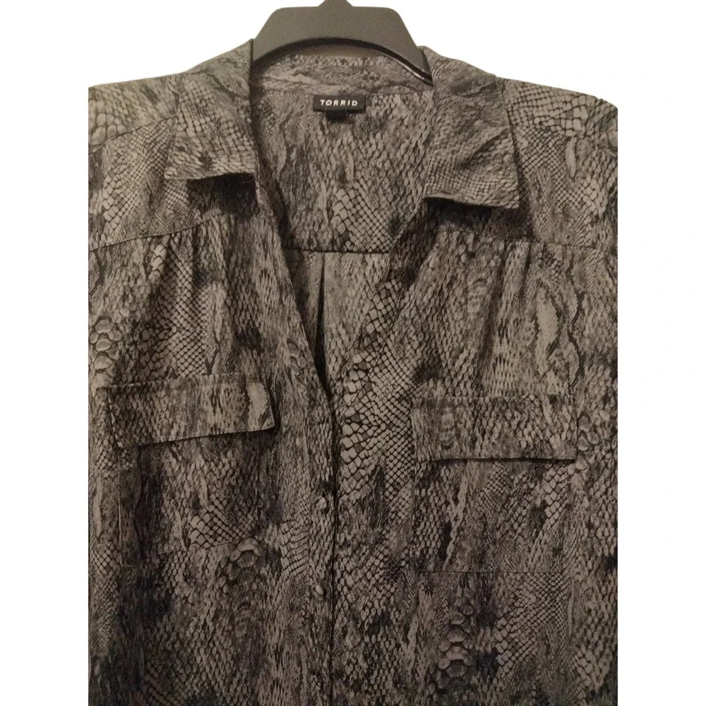 Torrid black gray snake skin pattern button up V neck blouse size large - Picture 2 of 8
